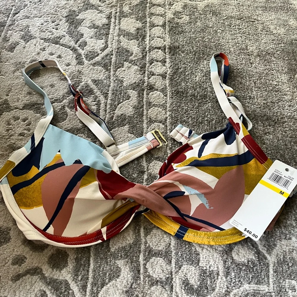 Catalina Women's Standard Twist Front Underwire Bikini Top
Size M - Picture 1 of 3